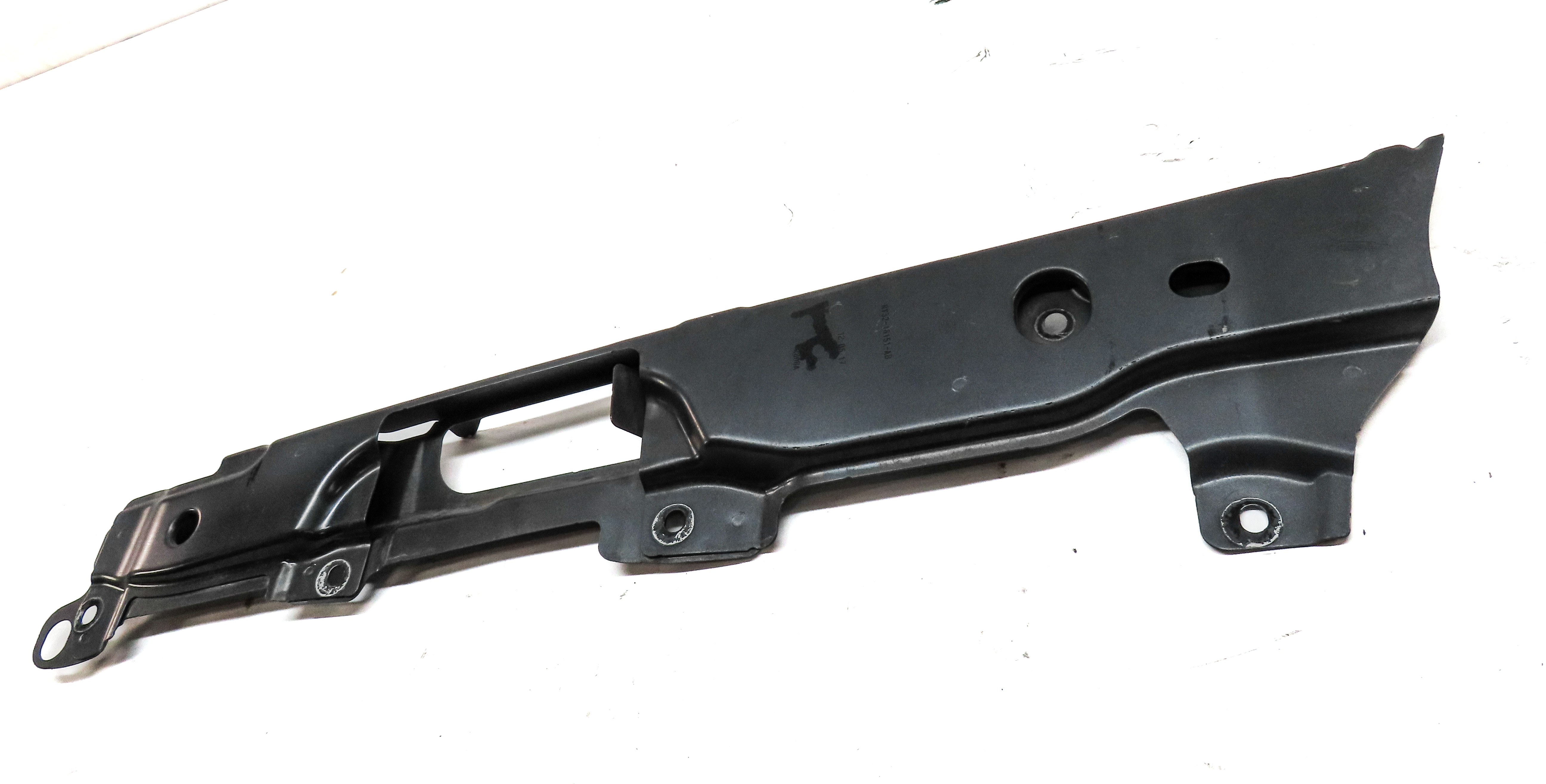 2017 LAND ROVER DISCOVERY (L462) FRONT LEFT DRIVER FENDER MOUNT BRACKET — exact item pictured